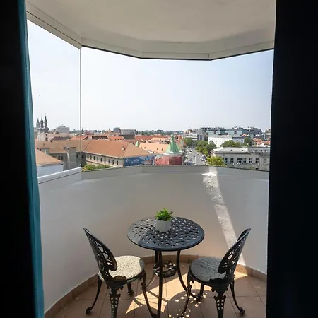 Apartment Skyline View *